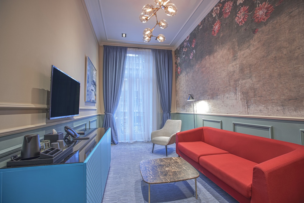 Heritage Hotel and Suites 27/39