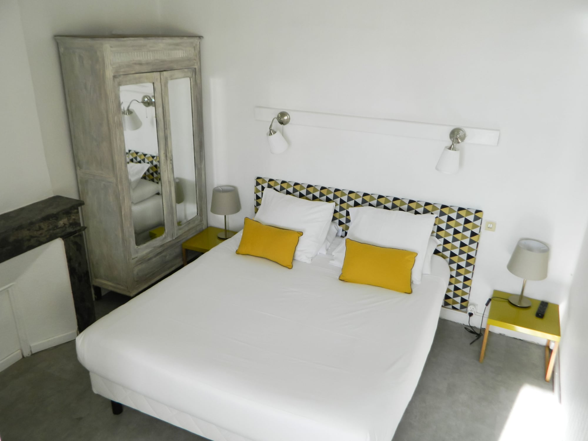 ROOM, DOUBLE BED