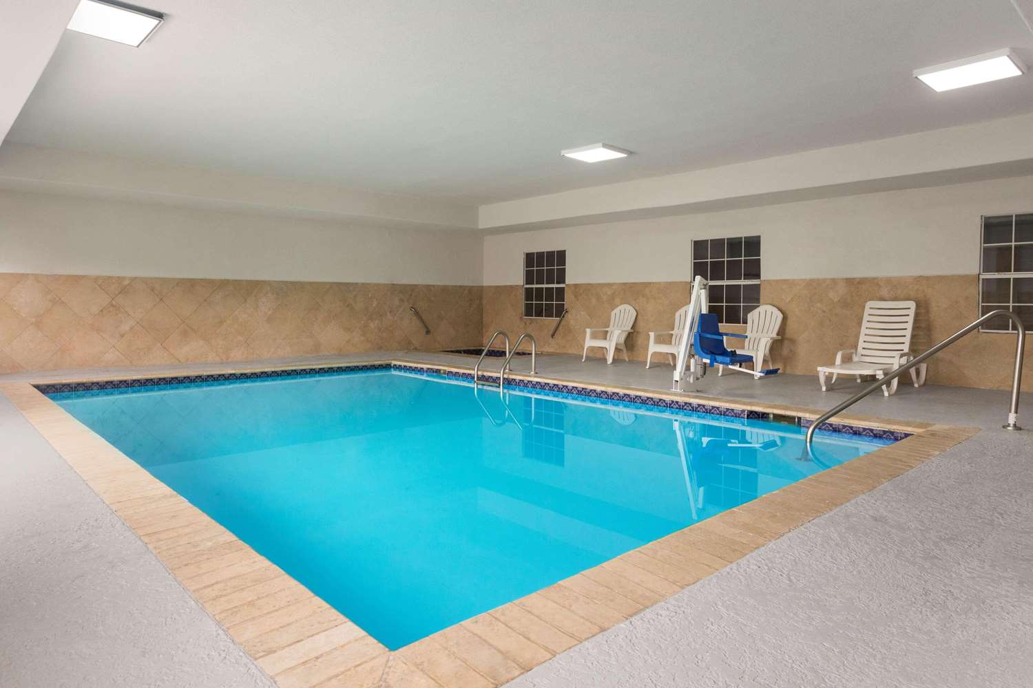 Country Inn & Suites by Radisson, Jackson-Airport, MS 13/16