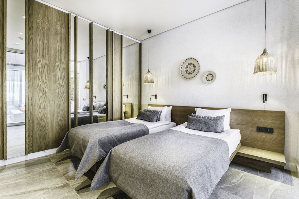 جناح رئاسي بسرير مزدوج وسريرين منفصلين بإطلالة على البحر بـ3 غرف نوم، Cape Bodrum Luxury Hotel Beach 4/8