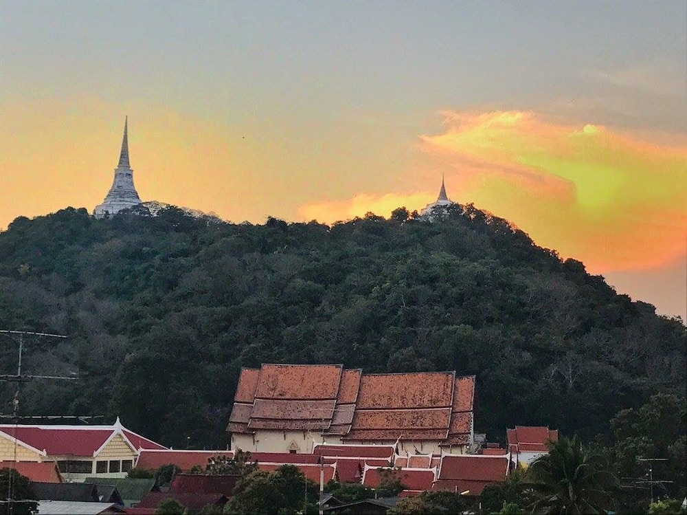 Chedi View Hostel & Rooftop Bar 2/19
