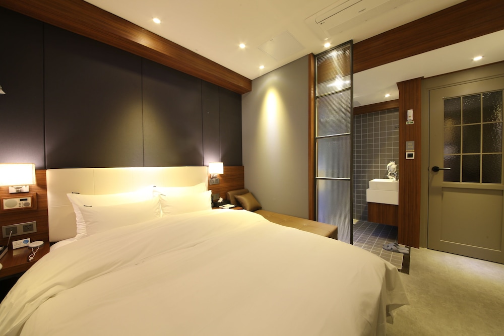 Brooks Hotel 23/50