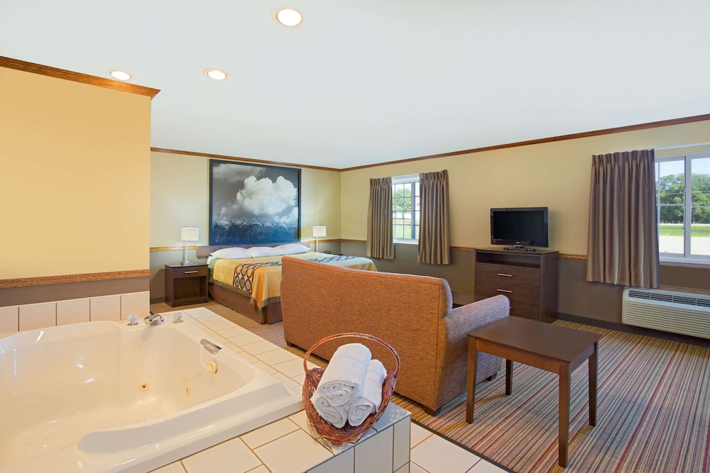 Super 8 by Wyndham New Hampton 22/32