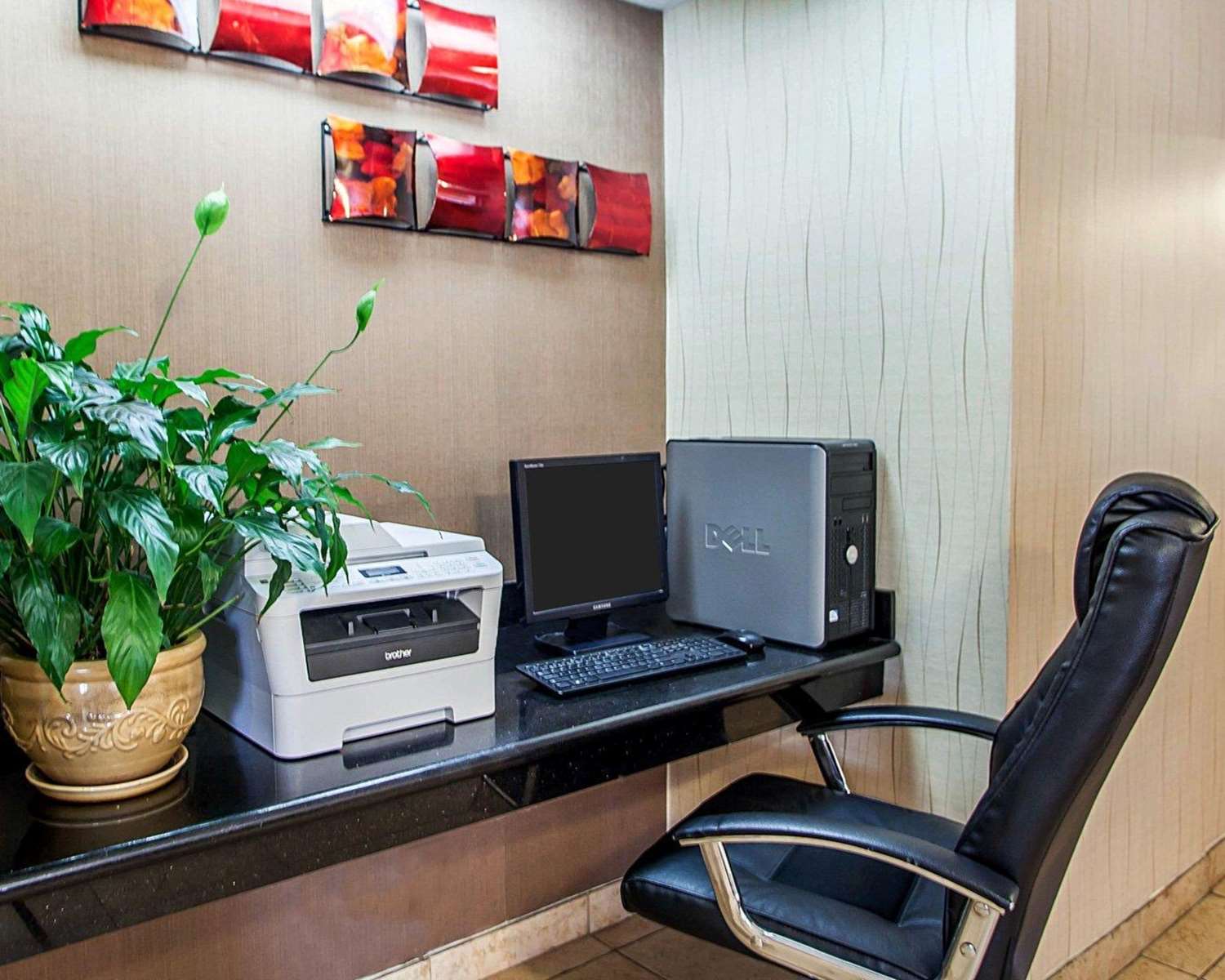 Quality Inn & Suites Davenport near I-80 24/24