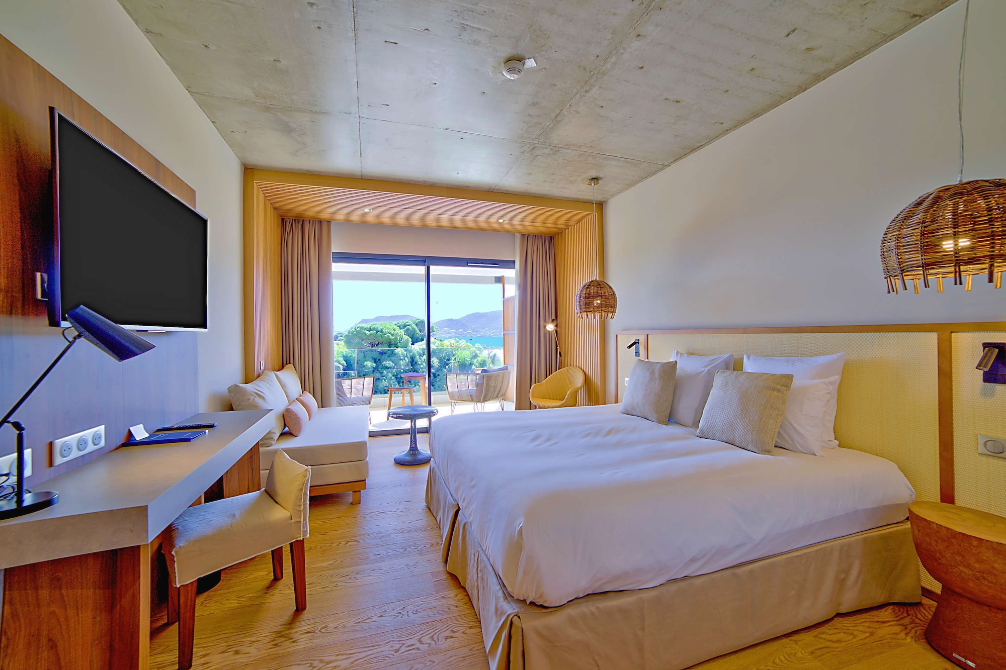 JUNIOR SUITE, KING BED, SEA VIEW, BALCONY