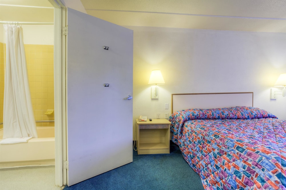 Motel6 Knoxville, TN - North 24/45