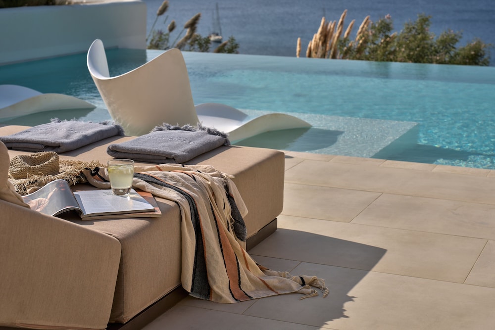 Ios Grand Pool Suites 30/50