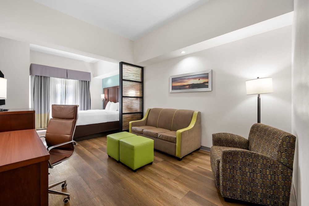 Comfort Suites New Bern near Cherry Point 40/65