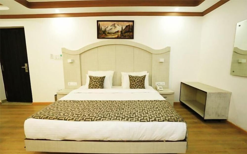 Crown Plaza Residency 13/35