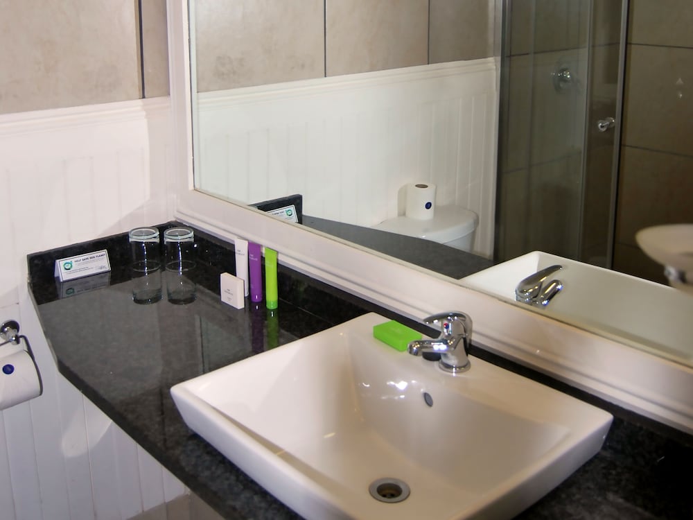 SAFARI LODGE HOTEL & CONVENTION CENTRE 49/50