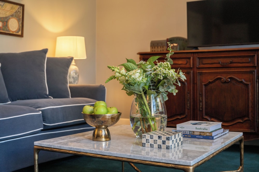 The Russell Boutique Hotel 57/67