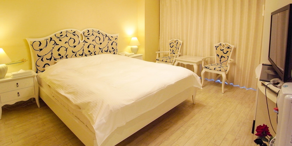 غرفة قياسية بسرير كوين، V Hotel - Adults Only 4/10