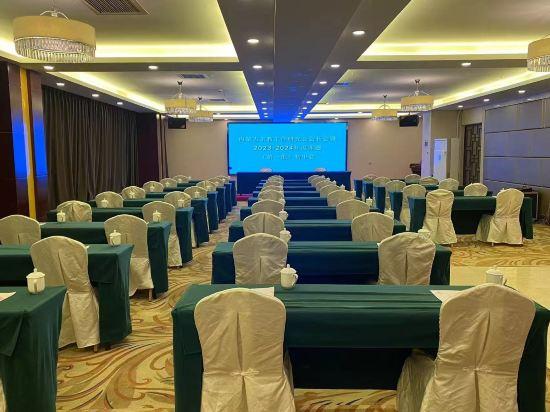 Chun Xue Four Seasons Hotel 51/57