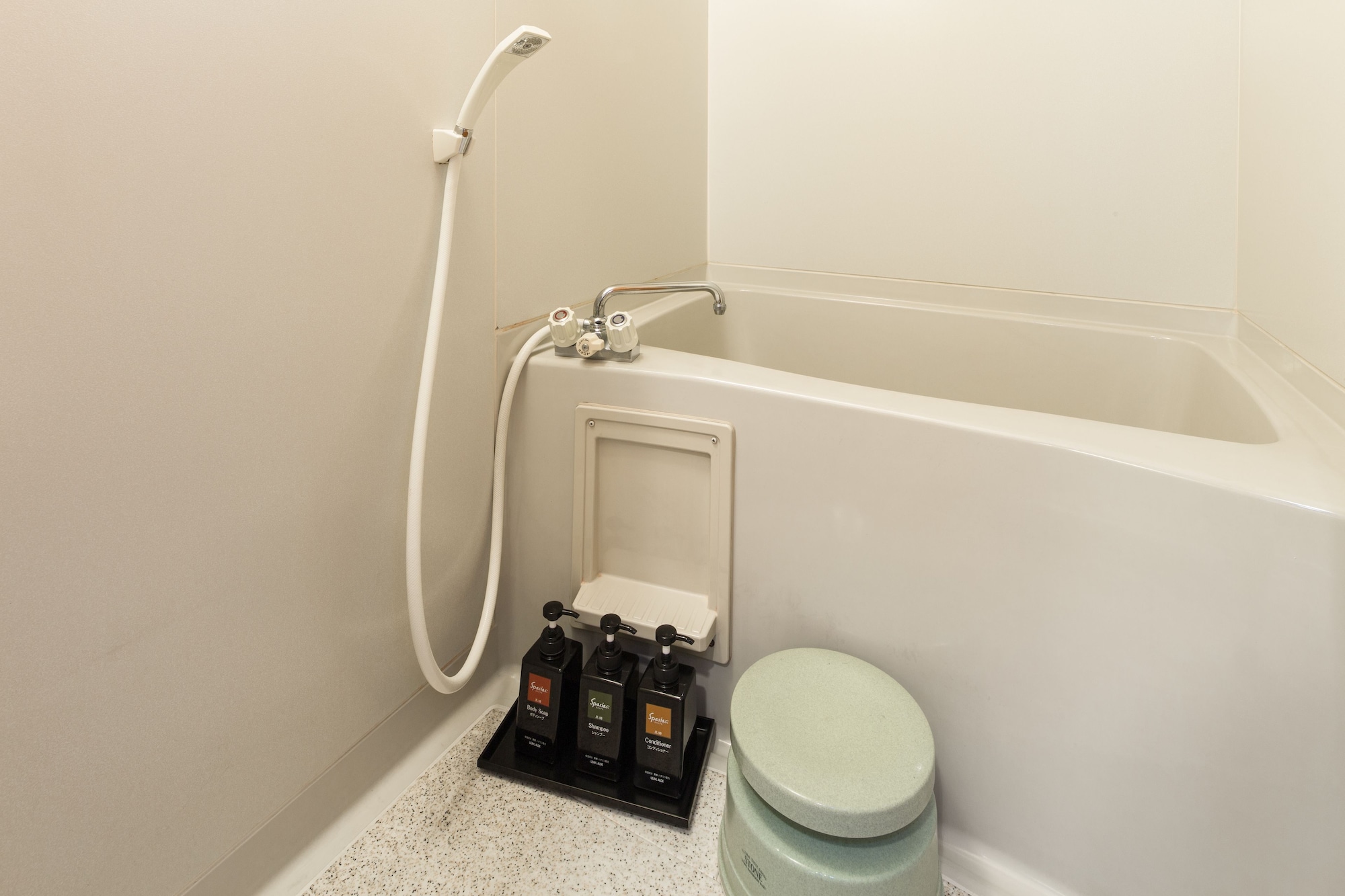 غرفة يابانية بفرشتي فوتون بأرضية تاتامي