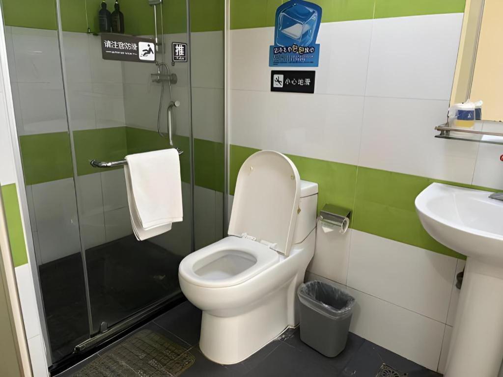 7 Days Inn (Guangzhou High-speed Railway Station Huijiang Metro Station) 30/37