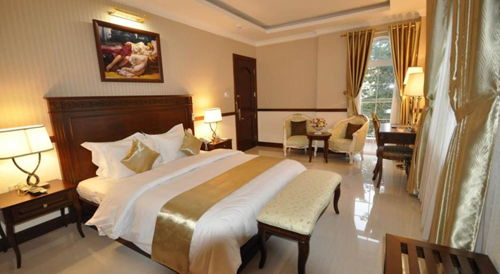 DELUXE, QUEEN BED, PARK VIEW, BALCONY