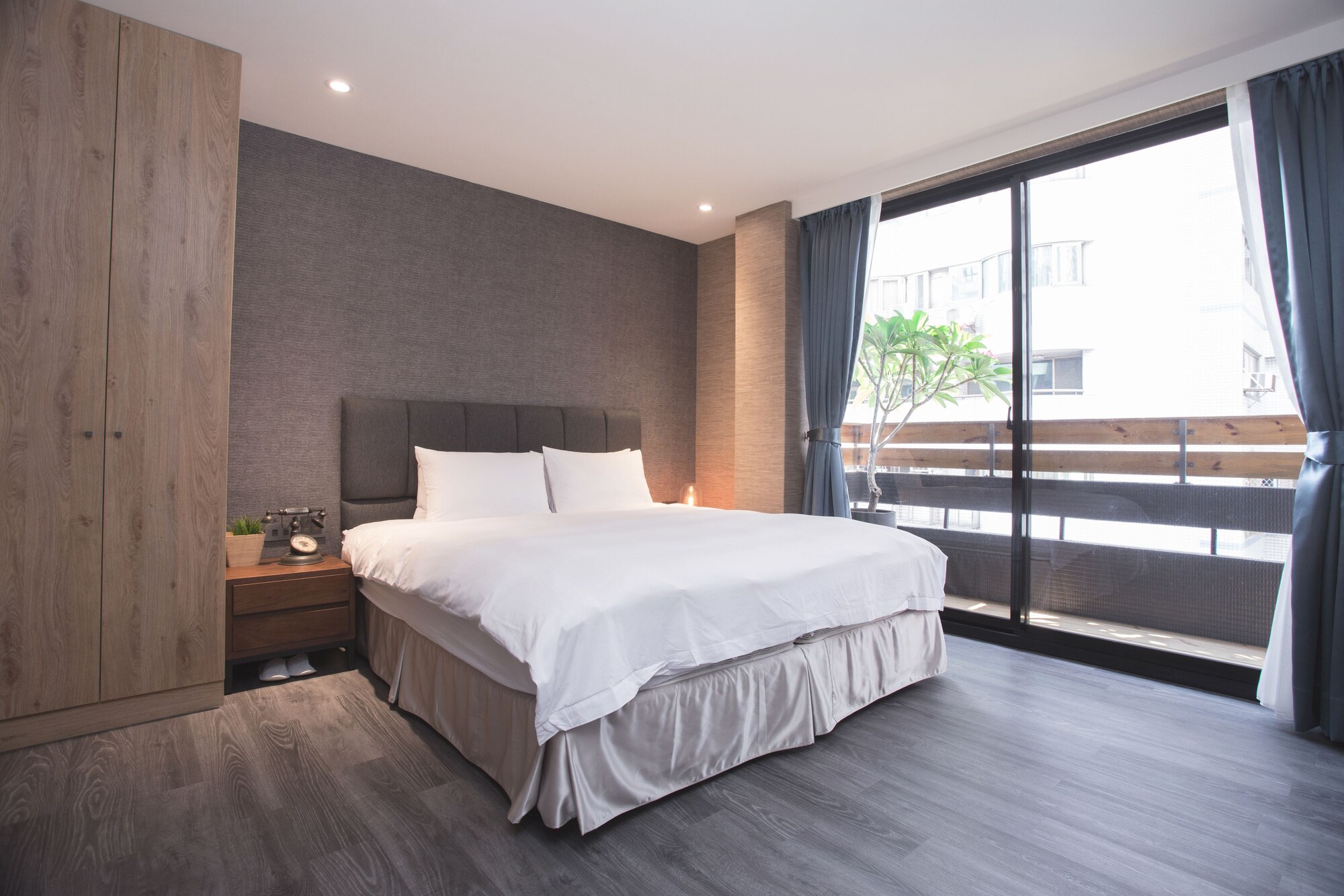 DELUXE, KING BED