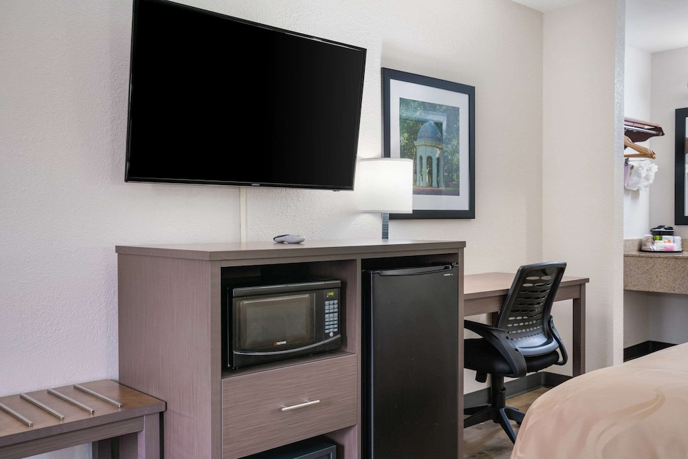Quality Inn Greenville Near University 30/37