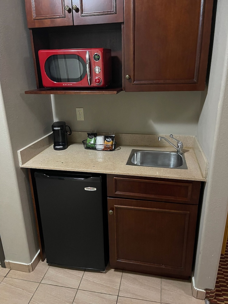 Red Roof Inn and Suites Detroit - Melvindale / Dearborn 39/42