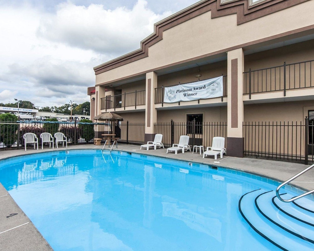 Econo Lodge Lenoir City 5/33