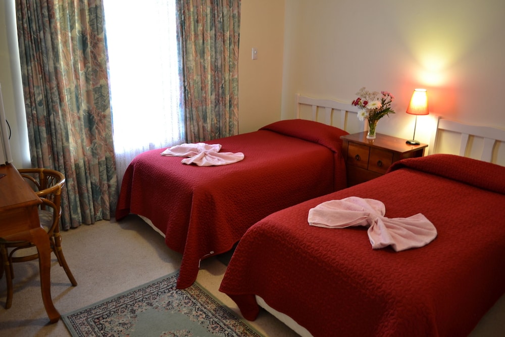ROOM, TWIN BEDS