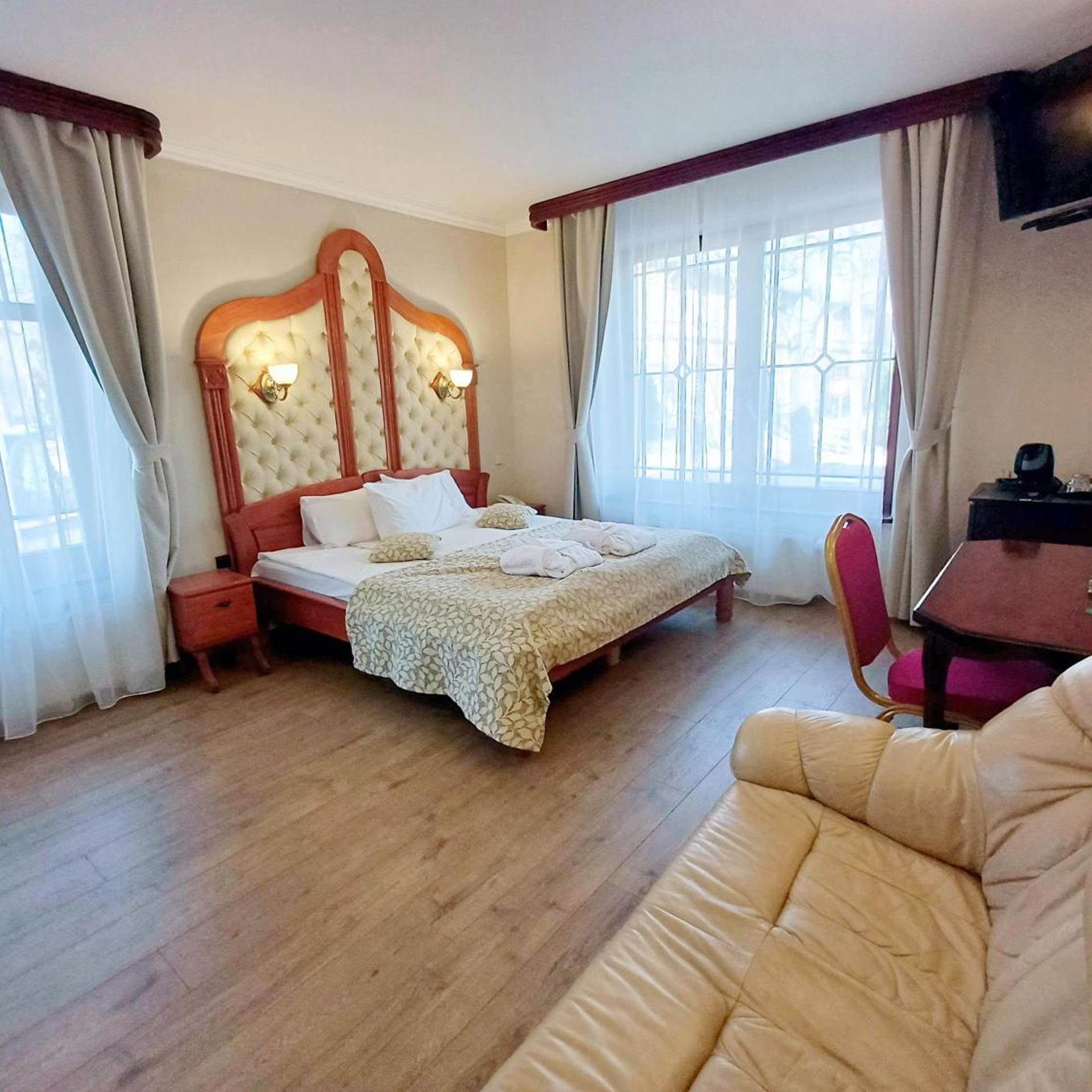جناح جونيور، Pegasa Pils Hotel 3/6