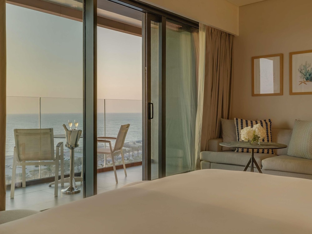 غرفة سوبيريور بسرير كينج بإطلالة على البحر مع أريكة، Movenpick Resort Al Marjan Island 3/4