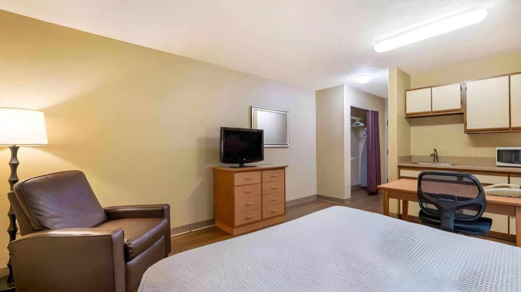 BUSINESS, SUITE, QUEEN BED