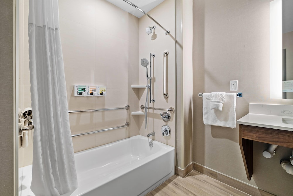La Quinta Inn & Suites by Wyndham Santa Cruz 45/47