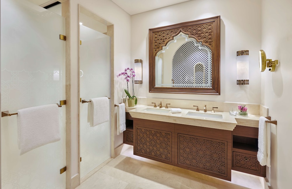 Hilton Salwa Beach Resort & Villas 9/82