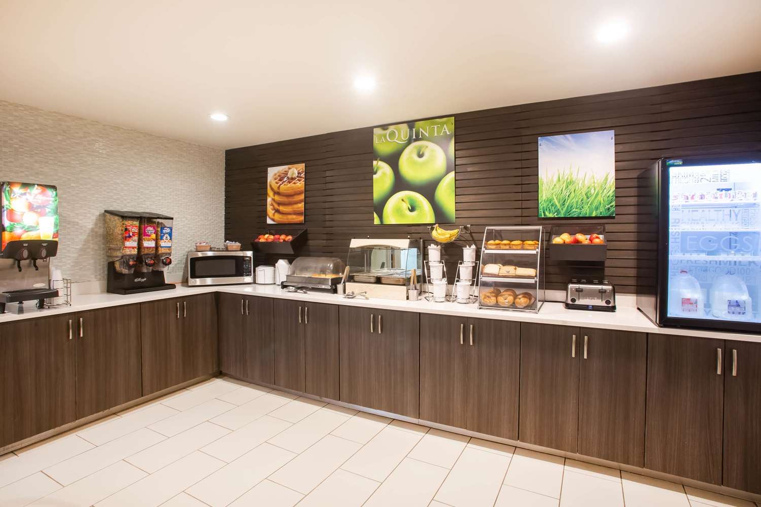 La Quinta Inn & Suites by Wyndham Pontoon Beach 6/37