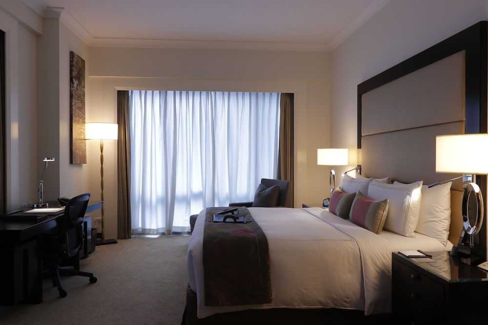 Fairmont Makati 10/50