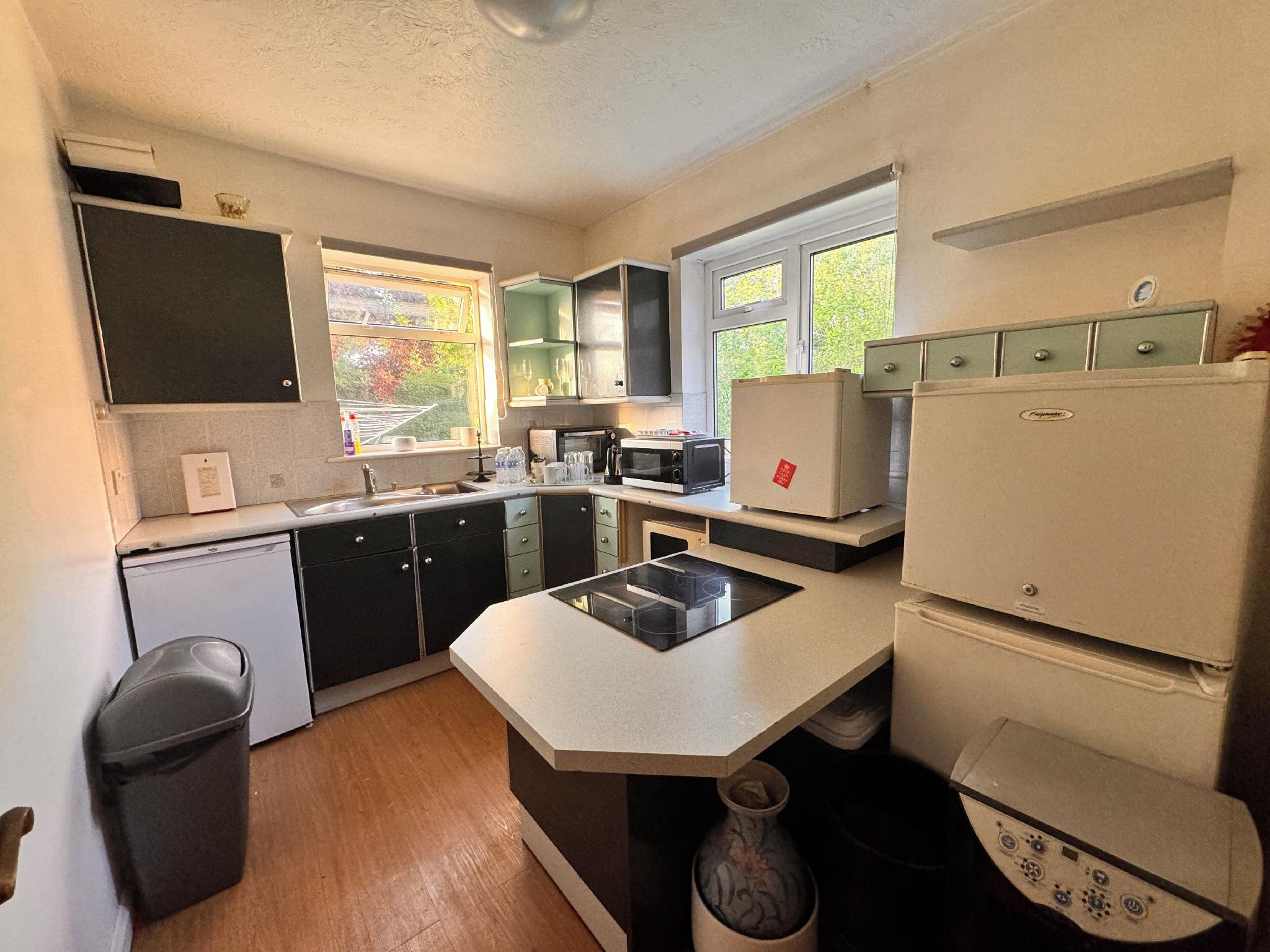 High Trees Guest House Gatwick 28/49