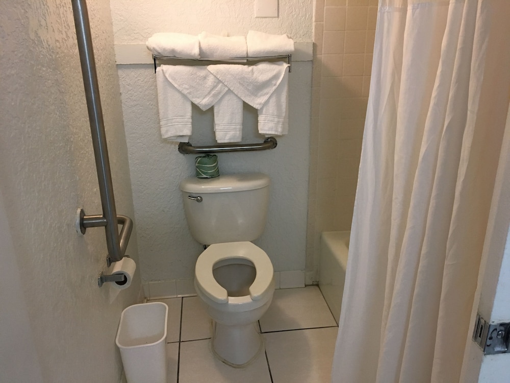 Days Inn by Wyndham Fort Pierce Midtown 30/55
