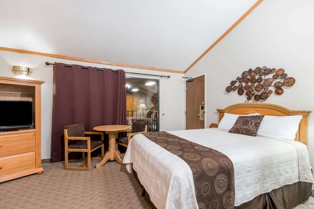 Upper, Queen Bed, Creek Side