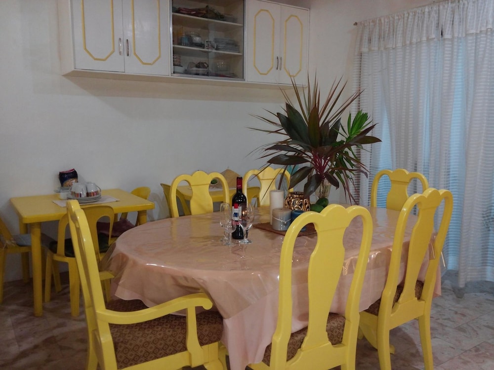Yellow House Vacation Rental 18/23