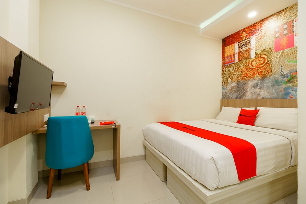RedDoorz Plus @ Point Phila Cihampelas 15/50
