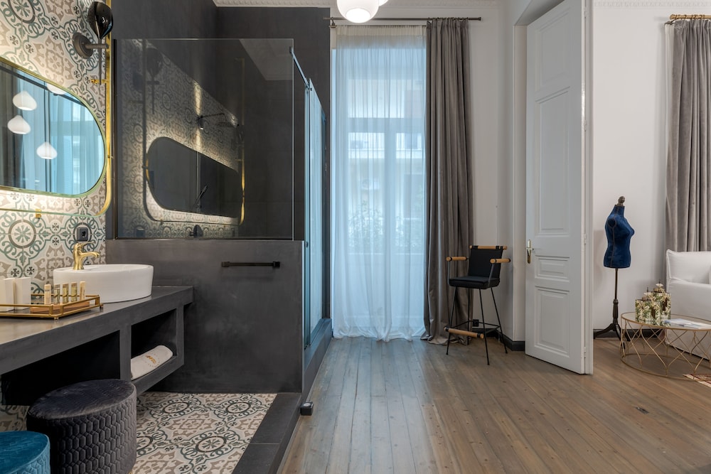 2Mazi Suites 41/47