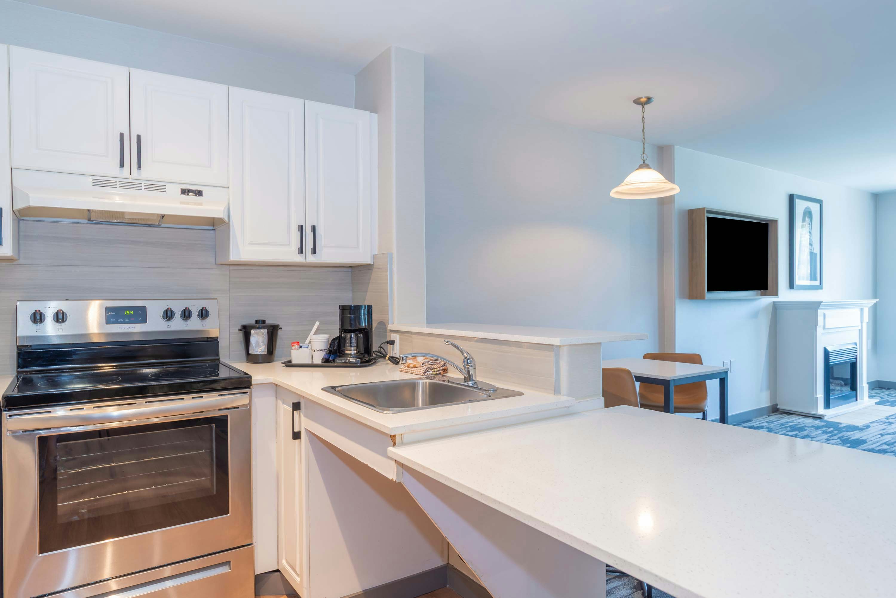 Penthouse Suite, King Bed, Sofa, Kitchen, Top Floor، Sandman Suites Surrey Guildford 5/6