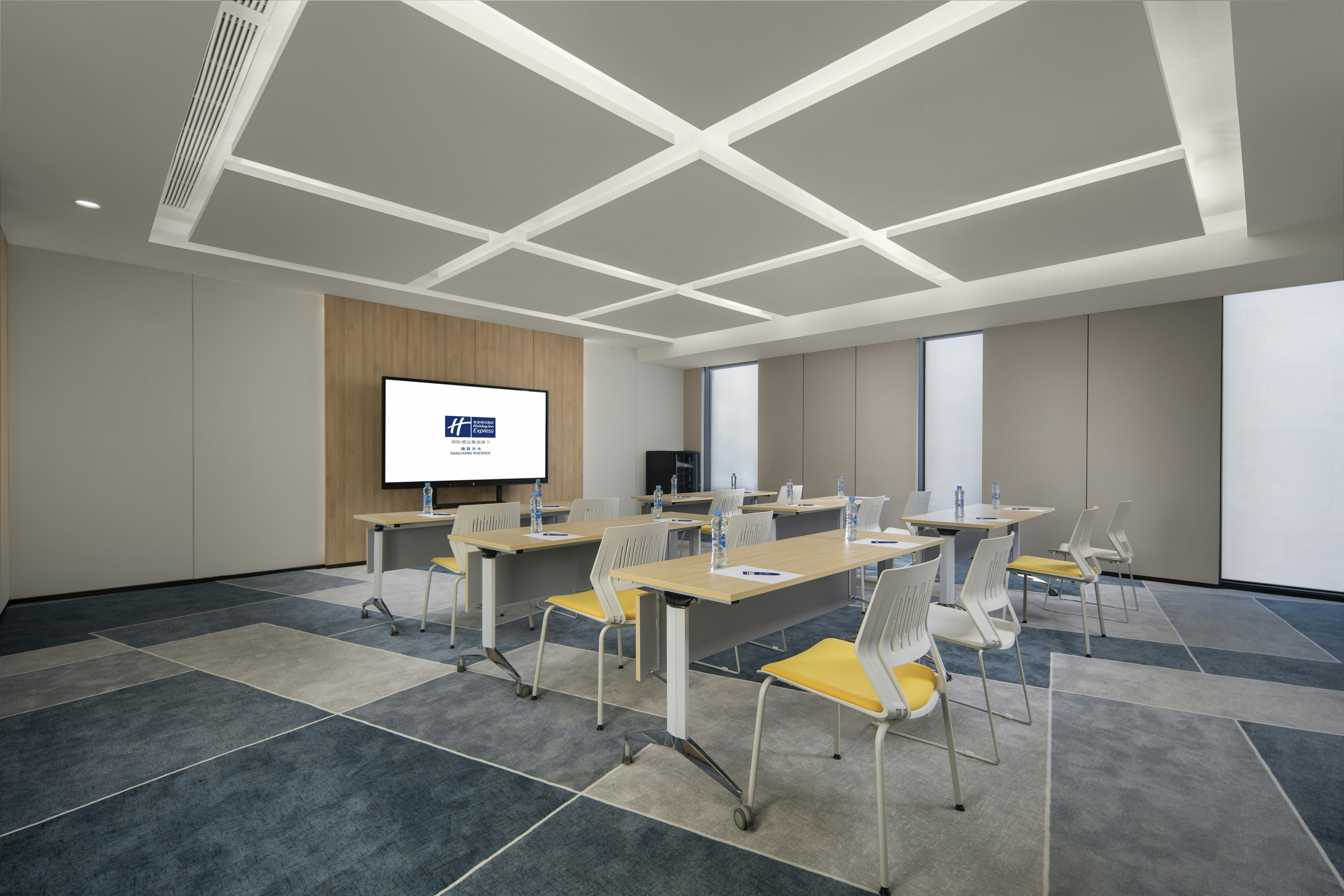 Holiday Inn Express Nanchang Riverside 62/77