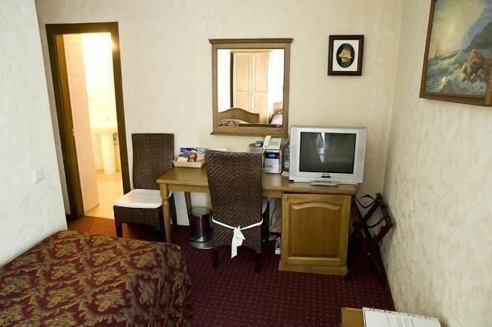 Monte Kristo Hotel 84/95