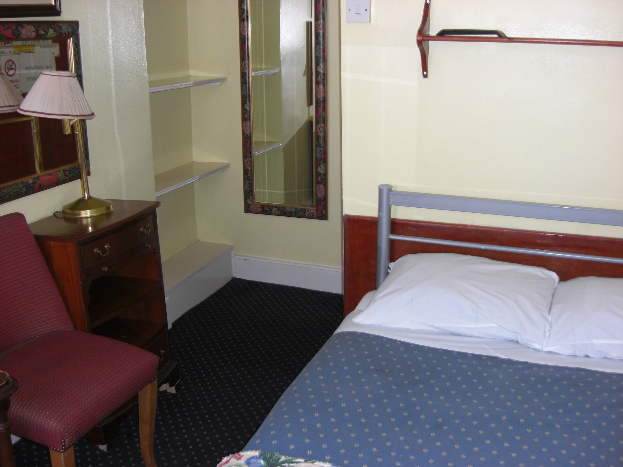 ROOM, DOUBLE BED, SHARED BATHROOM