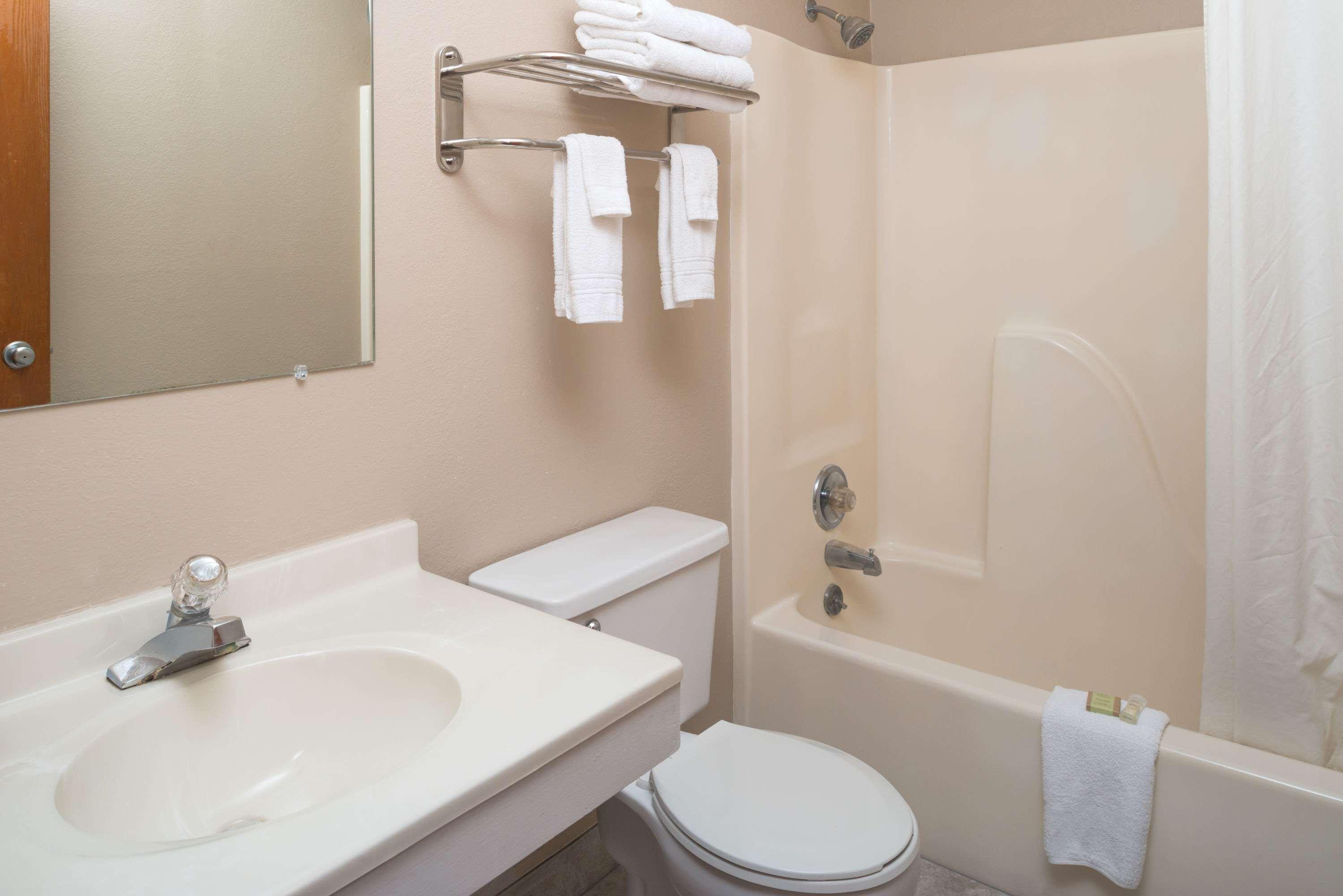 Super 8 by Wyndham Omaha NE 28/28