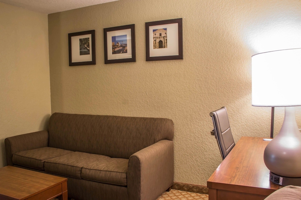 Comfort Suites San Antonio SeaWorld - Lackland AFB 25/39