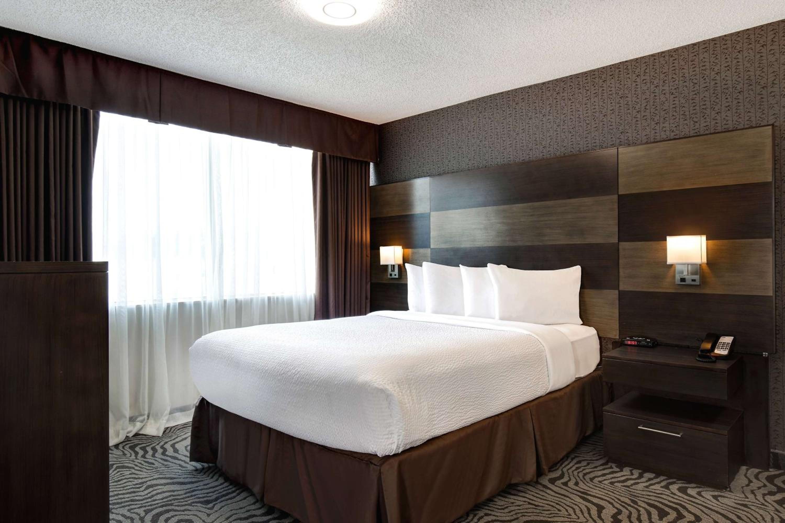 Room, King Bed, Queen Bed, Days Inn by Wyndham Calgary South 2/7