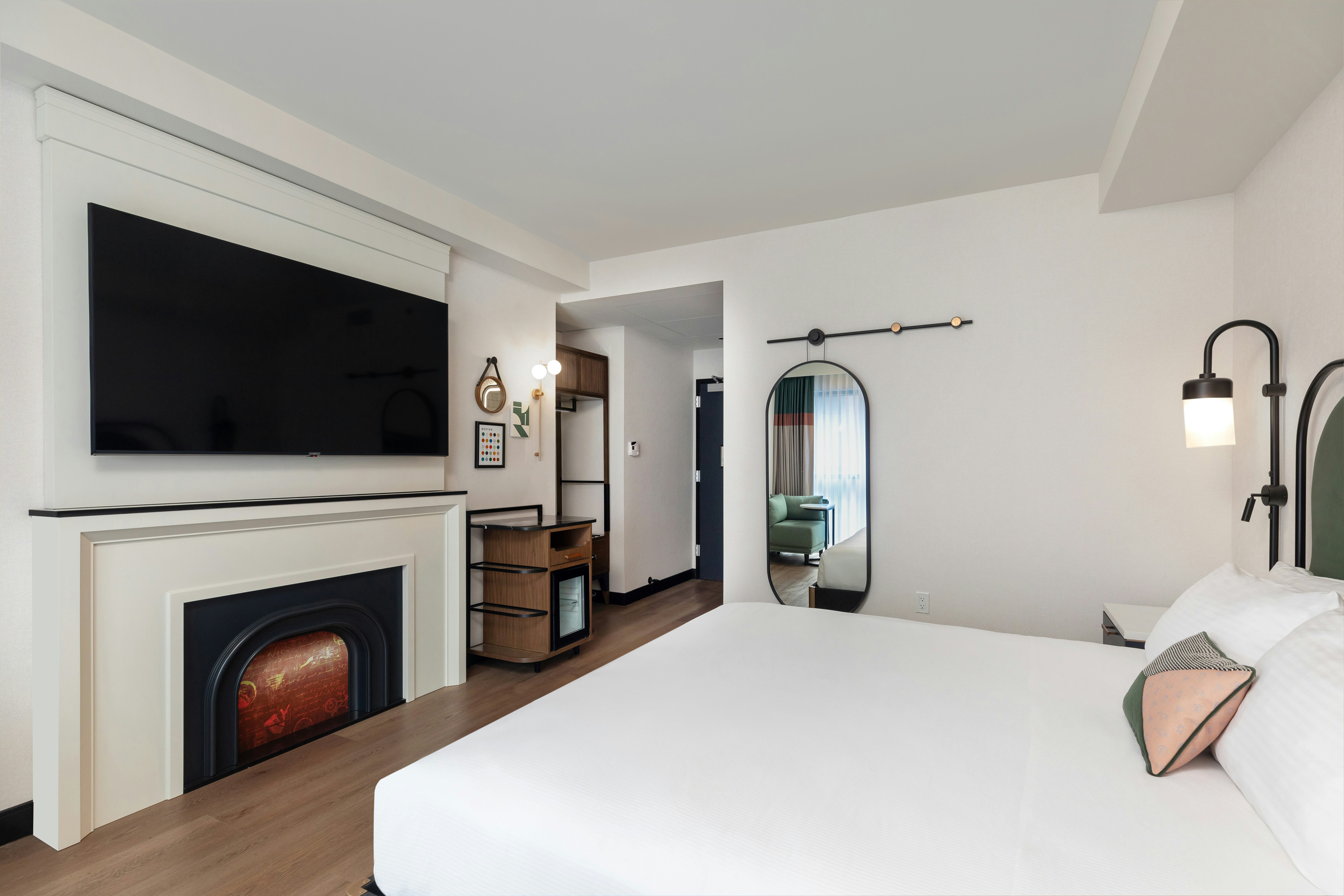 DELUXE, KING BED