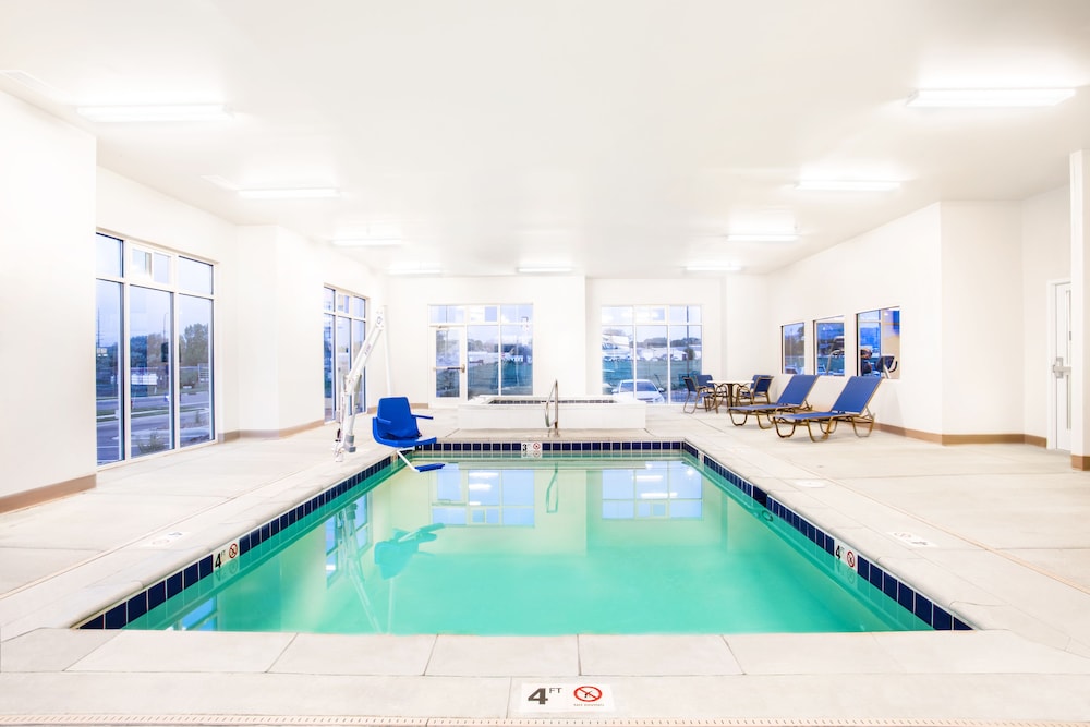 Microtel Inn and Suites By Wyndham Naples Vernal 34/50