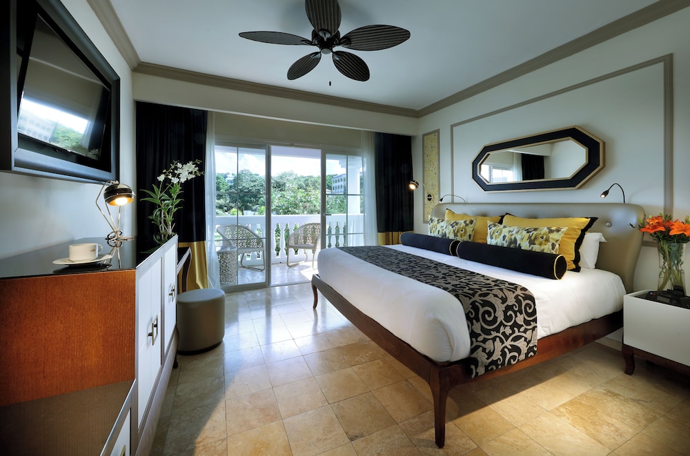 The Signature Level at Grand Palladium Lady Hamilton Resort & Spa 10/48