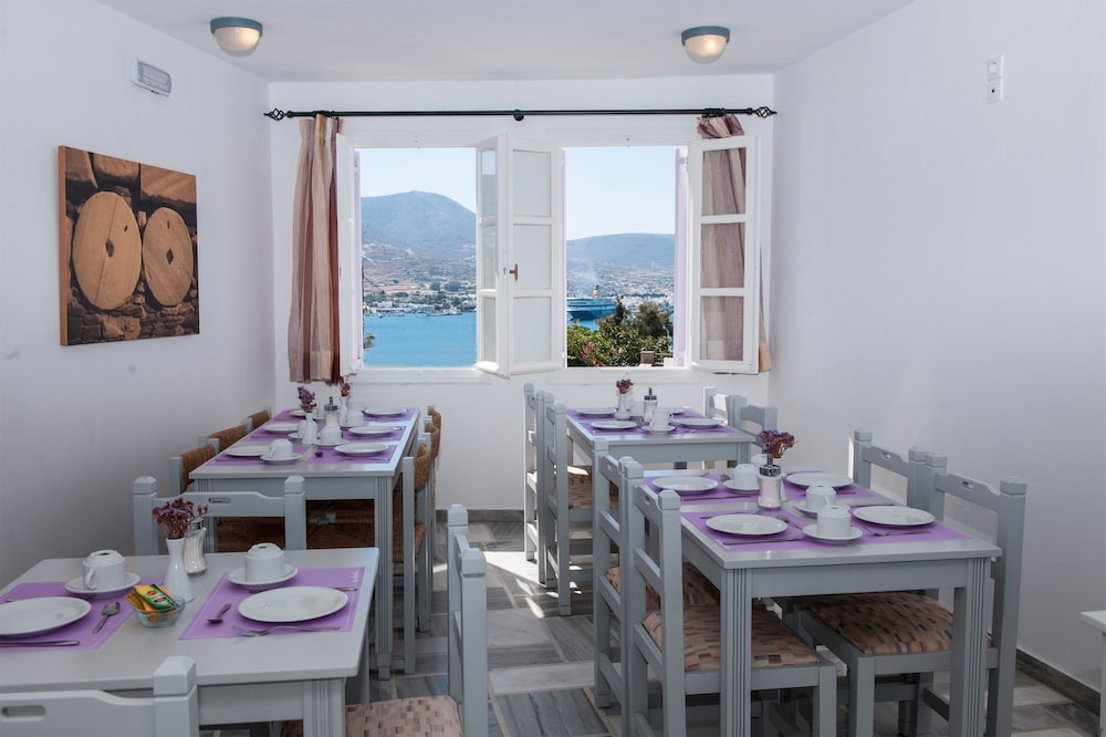 Akrotiri Hotel 54/68