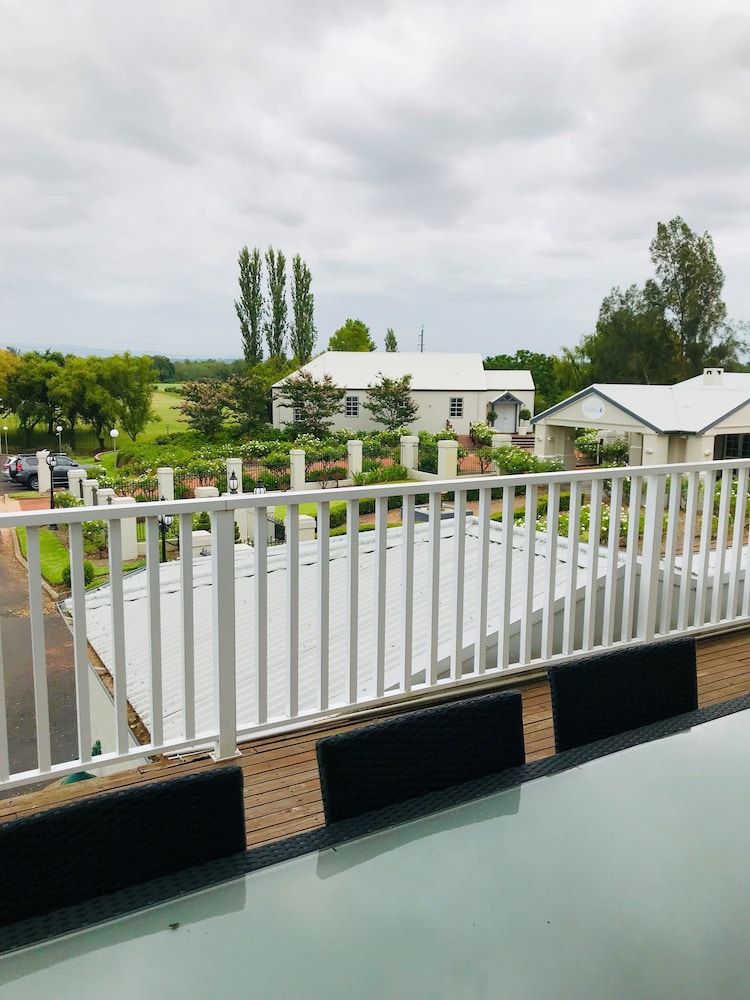 CROWNE PLAZA HAWKESBURY VALLEY 38/65